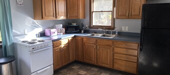 Wakefield one bedroom apartment- 5 minutes to the beach!