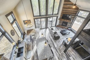 Smart TV, fireplace - Wernski Lodge – Stunning Views, Hot Tub & Spacious Retreat (Lead)