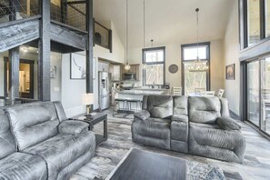 Smart TV, fireplace - Wernski Lodge – Stunning Views, Hot Tub & Spacious Retreat (Lead)