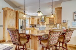 House, Multiple Beds, Hot Tub, Mountain View | Private kitchen | Fridge, microwave, oven, stovetop - Beaver Brae Lodge (South Lake Tahoe)