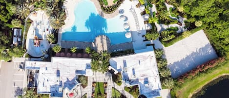 Piscina externa, guarda-sóis, espreguiçadeiras