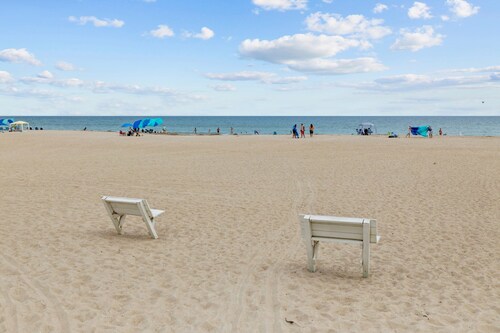 HOT DEAL! CAN'T STAY A WEEK, 3 NITE'S COZY COTTAGE! SHORT WALK TO BEACH!