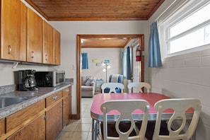 Dining - HOT DEAL! CAN'T STAY A WEEK, 3 NITE'S COZY COTTAGE! SHORT WALK TO BEACH! (Atlantic Beach)
