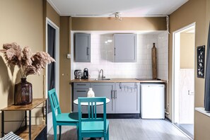 Kühlschrank, Herdplatte, Wasserkocher mit Kaffee-/Teezubehör