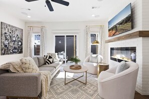 TV, peis og kontorer