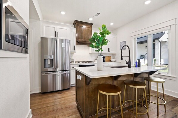 Frigorífico, microondas, horno y placa de cocina