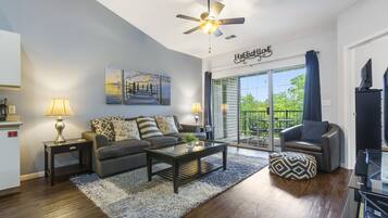 公寓客房, 多張床, 陽台, 花園景觀 (Holiday Ridge Retreat 11) | 客廳 | 42-吋平面電視,提供數位頻道