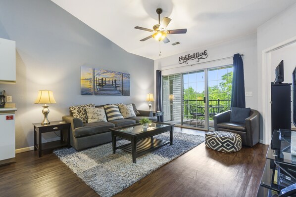 Condo, Plusieurs lits, balcon, vue sur le jardin (Holiday Ridge Retreat 11) | Salle de séjour | Téléviseur à écran plat de 42 po avec télévision numérique