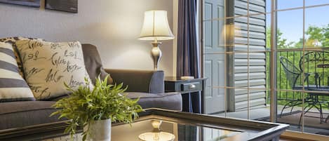 Condo, nhiều giường, ban công, quang cảnh vườn (Holiday Ridge Retreat 11) | Phòng khách | TV màn hình phẳng 42-inch có truyền hình kỹ thuật số