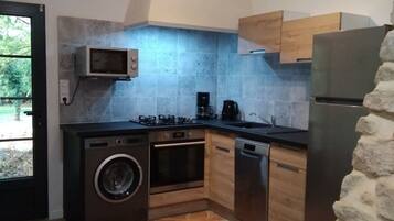 Réfrigérateur, micro-ondes, four, plaque de cuisson