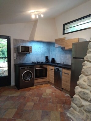 Fridge, microwave, oven, stovetop - Typical Provencal cottage in a quiet estate with swimming pool (Monteux)
