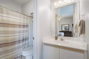 Condo, Multiple Beds, Balcony, Golf View (Holiday Ridge Retreat 10) | Bathroom | Deep soaking tub, hair dryer, towels