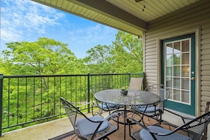 Outdoor dining - Holiday Ridge Retreat Duo - Holiday Hills Branson - Golf Resort - Outdoor Pools (Branson)
