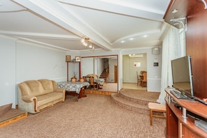 Flat-screen TV, video-game console - Bright and cozy home with personal terrace (Chisinau)
