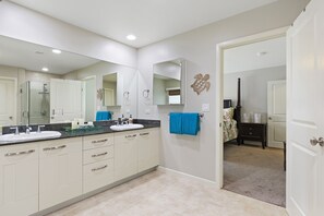 Talo, useita sänkyjä, poreamme, osittainen valtamerinäköala | Kylpyhuone | Pyyhkeet