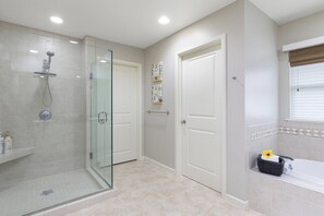 Ferienhaus, Mehrere Betten, Whirlpool, eingeschränkter Meerblick | Badezimmer | Handtücher