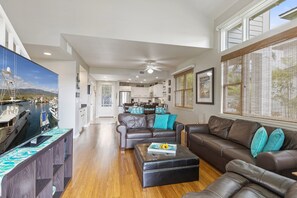 Ferienhaus, Mehrere Betten, Whirlpool, eingeschränkter Meerblick | Wohnzimmer | 40-Zoll-Fernseher mit Digitalempfang
