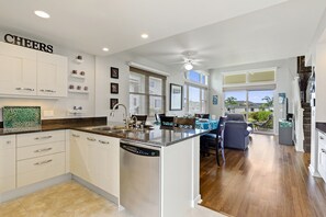 Casa, varias camas, hidromasaje, vista parcial al océano | Cocina privada | Refrigerador, microondas, horno y parrilla de estufa 