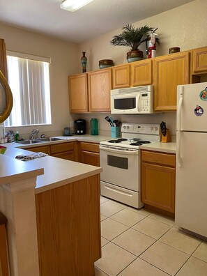 Kjøleskap, mikrobølgeovn, ovn og kokeplater