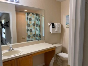 Kombinert dusj/badekar, hårføner og håndklær