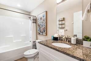 Kondominium, Beberapa Tempat Tidur, balkon, pemandangan gunung (Our Happy Place in Branson) | Kamar mandi | Pengering rambut dan handuk