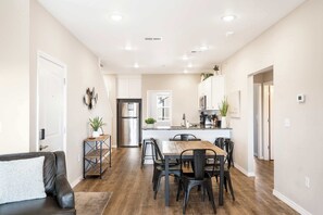 Kondominium, Beberapa Tempat Tidur, balkon, pemandangan gunung (Our Happy Place in Branson) | Tempat makan