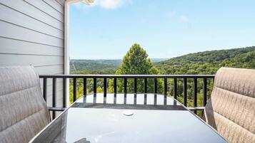 Kondominium, Beberapa Tempat Tidur, balkon, pemandangan gunung (Our Happy Place in Branson) | Tempat makan outdoor