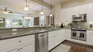 House, Multiple Beds, Hot Tub, Garden View | Private kitchen | Fridge, microwave, oven, stovetop