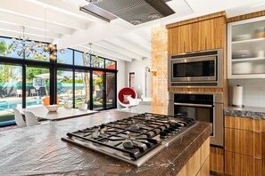 House, Multiple Beds, Private Pool, Mountain View | Private kitchen | Fridge, microwave, oven, stovetop