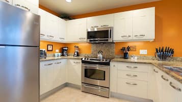 Townhome, Multiple Beds, Patio, Garden View (Na Hale O Keauhou #I1) | Private kitchen | Fridge, microwave, oven, stovetop