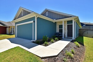 Exterior - Tesla Getaway (Del Valle)