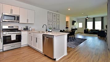 House, Multiple Beds, Kitchen | Private kitchen | Fridge, microwave, oven, stovetop