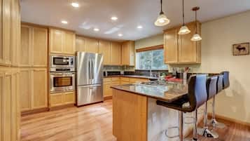 House, Multiple Beds, Patio, Mountain View (Sutter Trail Sparkles) | Private kitchen | Fridge, microwave, oven, stovetop