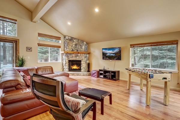 House, Multiple Beds, Patio, Mountain View (Sutter Trail Sparkles) | Living area | 50-inch flat-screen TV with digital channels, fireplace