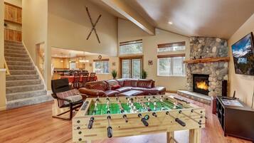 Rumah, Beberapa Tempat Tidur, patio, pemandangan gunung (Sutter Trail Sparkles) | Ruang permainan