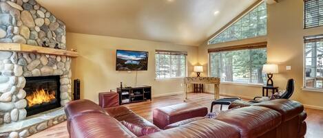 Maison, plusieurs lits, patio, vue montagne (Sutter Trail Sparkles) | Coin séjour | Télévision à écran plat de 50 pouces avec chaînes numériques, cheminée