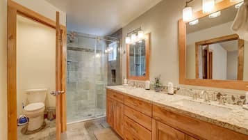 House, Multiple Beds, Patio, Mountain View (Sutter Trail Sparkles) | Bathroom
