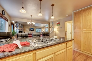 House, Multiple Beds, Patio, Mountain View (Sutter Trail Sparkles) | Interior