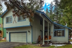 Exterior - Sutter Trail Sparkles - Air Conditioned Large Family Home! (South Lake Tahoe)