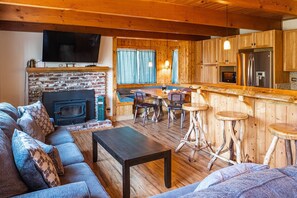 Ferienhaus, Mehrere Betten, Balkon, Bergblick (Red House) | Wohnzimmer | 40-Zoll-Fernseher mit Kabelempfang, Kamin