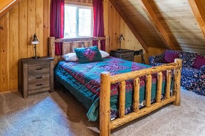 Ferienhaus, Mehrere Betten, Balkon, Bergblick (Red House) | 3 Schlafzimmer, Bügeleisen/Bügelbrett, kostenloses WLAN