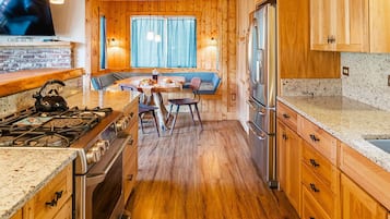 Huis, meerdere bedden, balkon, uitzicht op bergen (Red House) | Privékeuken | Een koelkast, een magnetron, een oven, een kookplaat