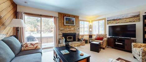 LÀgenhet - 1 kingsize-sÀng - balkong - utsikt mot bergen | Vardagsrum | 40-tums tv med kabelkanaler och eldstad