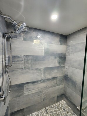 Dusche, Haartrockner, Handtücher, Seife