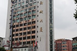 Een gebouw met meerdere verdiepingen, voorzien van ramen en balkons.