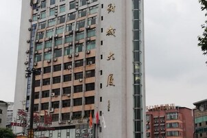 Un edificio de varios pisos con varias ventanas y balcones.