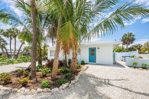 Property grounds - Bikinis and Board Shorts A: Private pool, 2-mins to beach! (Holmes Beach)