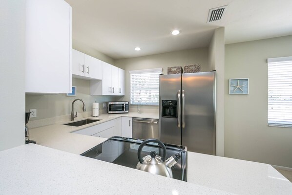 Refrigerador, microondas, horno y parrilla de estufa 