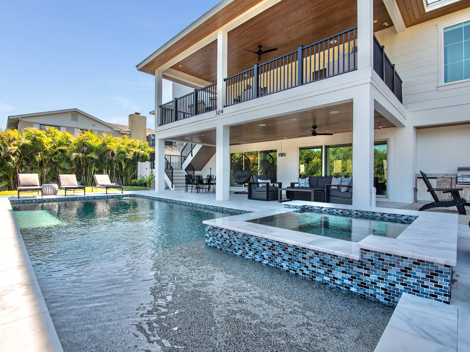 Una piscina climatizada, tumbonas