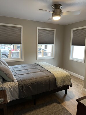 2 bedrooms, in-room safe, iron/ironing board, free WiFi -  The Bungalow on State (Eau Claire)